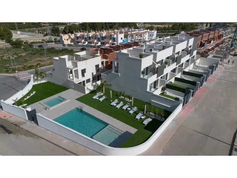Townhouses with Private Solarium in Cox, Alicante