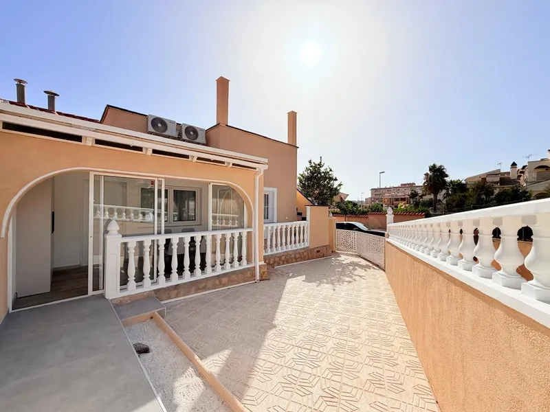 REFORMADO ADOSADO EN "TORRE DEL MORO" CON SOLARIUM DE 30 M2 CON VISTAS AL MAR Y PISCINA COMUNITARIA. 2 DORM. 1 BAÑO.