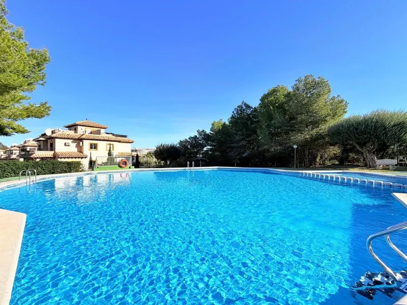 REFORMADO ADOSADO EN ORIHUELA COSTA "LAS FILIPINAS" CON PARKING+TRASTERO. 2 DORM. 2 BAÑOS. PISCINA COMUNITARIA.