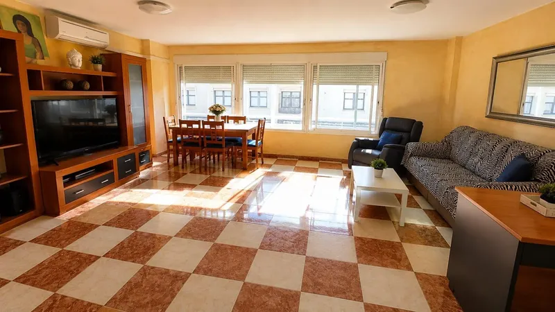 Enorme piso de 154 m² con ascensor junto al Castillo de Santa Bárbara y el TRAM