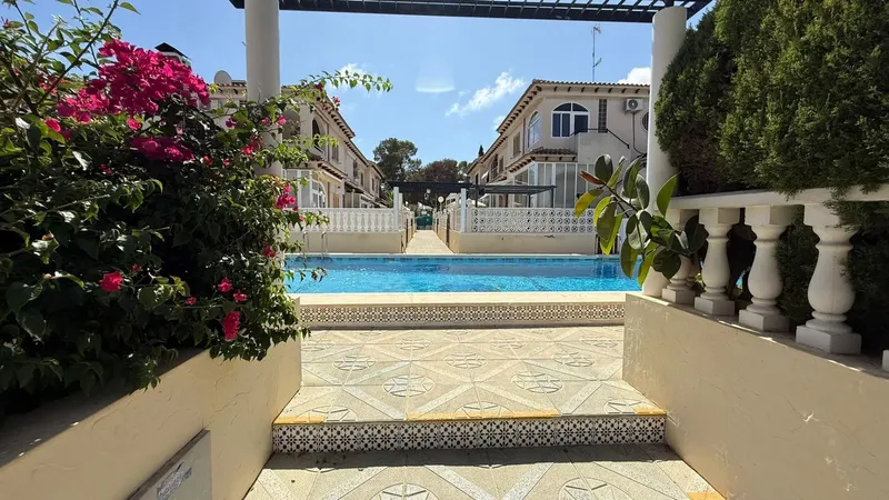 Exclusivo bungalow en planta alta con licencia turística, 2 dormitorios, 1 baño, piscina y sótano.