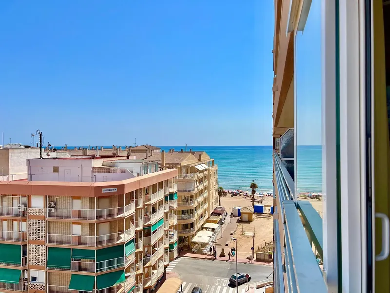 ESPACIOSO APARTAMENTO DE 3 HABITACIONES CON VISTAS DESPEJADAS JUNTO A LA PLAYA