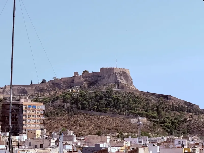 Luminoso piso con vistas abiertas y a Santa Bárbara – Carolinas Bajas, Alicante