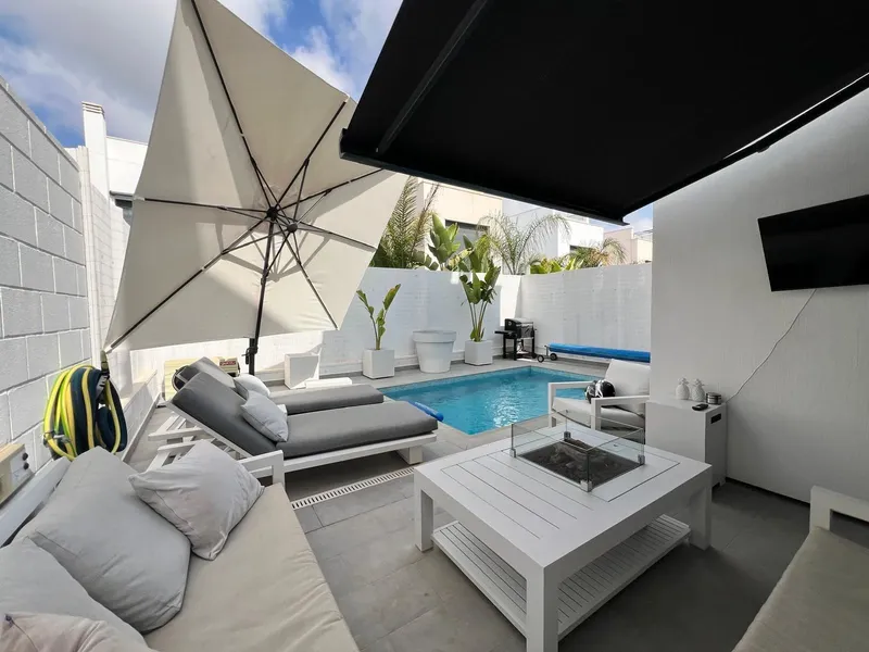 Moderna Villa de 3 Dormitorios con Piscina Privada y Solárium en Venta en Orihuela Costa, Costa Blanca Sur