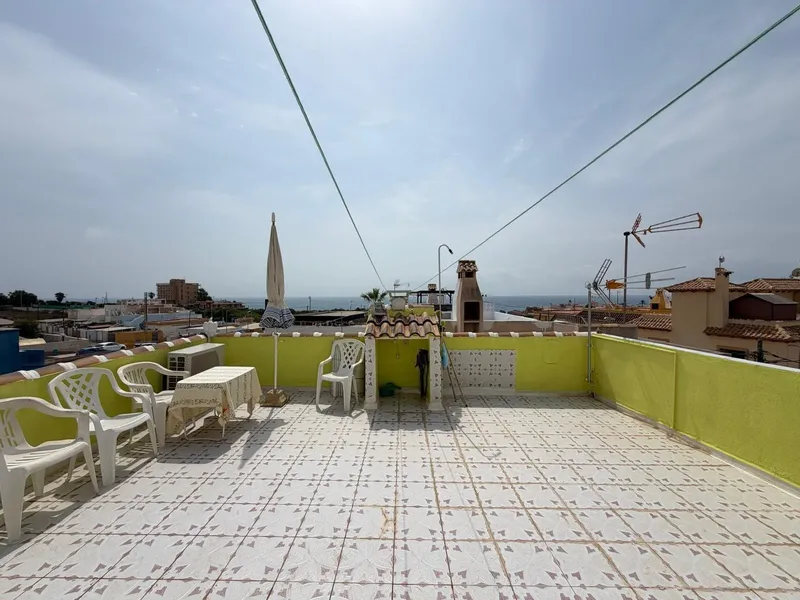 BUNGALOW IN "LOS FRUTALES" ON THE TOP FLOOR WITH PANORAMIC VIEWS OF THE SEA AND A PRIVATE SOLARIUM OF 50 M2. WITH 2 BEDROOMS. 1 BATHROOM. SURFACE AREA OF 55 M2.