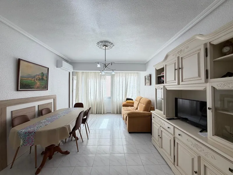 3 BEDROOM APARTMENT. 1 BATHROOM. IN THE CENTER OF TORREVIEJA. WITH A SURFACE AREA OF 81 M2. BEACH 450 METERS AWAY.