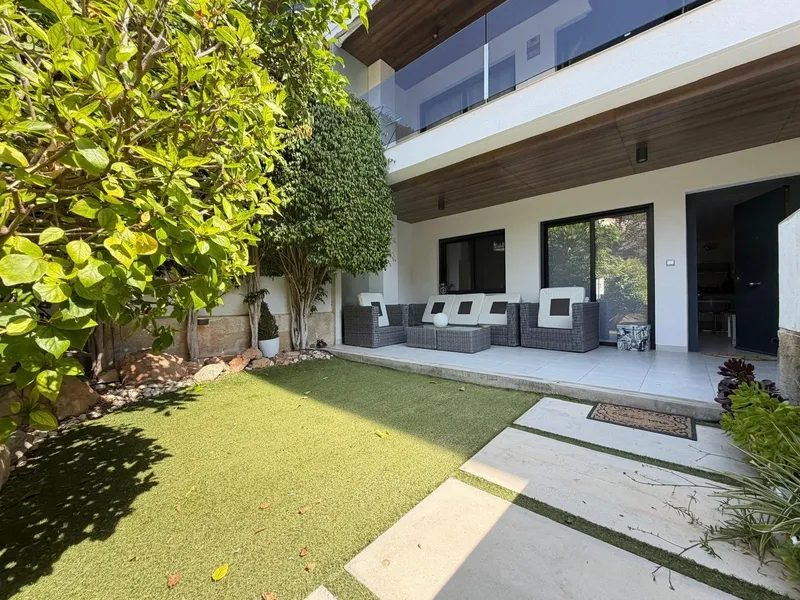 APARTAMENTO CON JARDÍN PRIVADO DE 30 M2 EN CAMPOAMOR. 3 DORM. 2 BAÑOS. CON PISCINA COMUN.SUPERFICIE DE 93 M2.