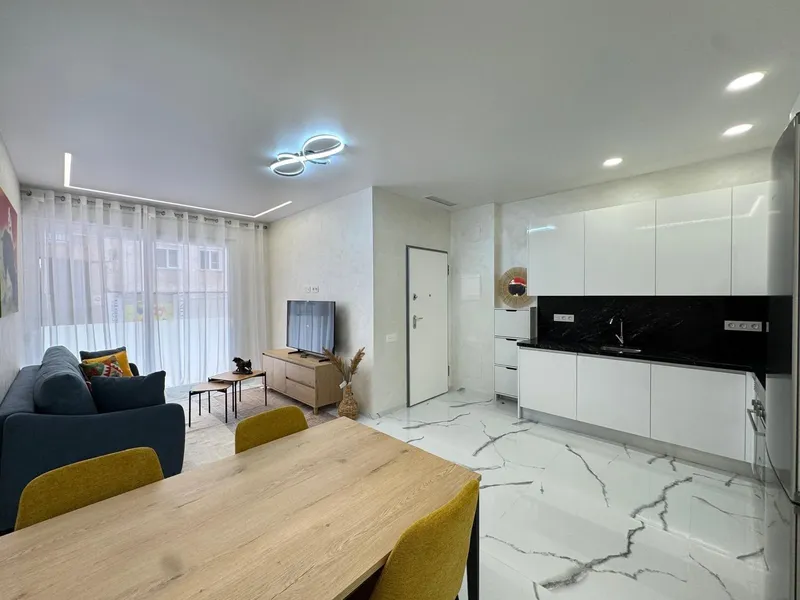 COMPLETELY RENOVATED APARTMENT 50 METERS FROM PLAYA DEL CURA. 2 BEDROOMS. 2 BATHROOMS. BUILT AREA 67 M².