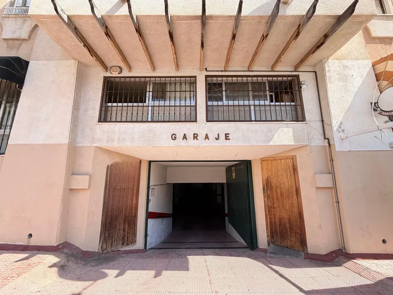 SE VENDE LOCAL COMERCIAL DE 2.800 M2 CON 60 PLAZAS DE GARAJE. 3 TRASTEROS. Y DOS LOCALES EN TORREVIEJA.