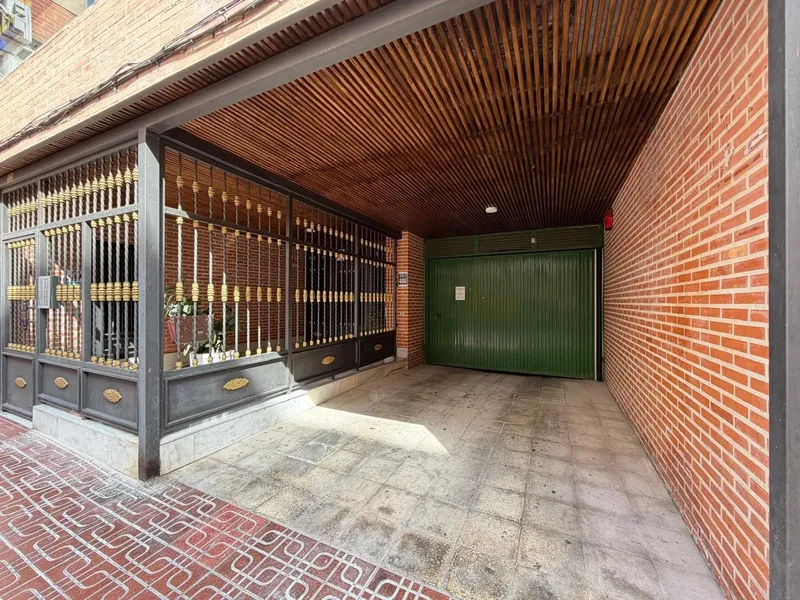 PLAZA DE GARAJE EN VENTA CON SUPERFICIE DE 26 M2 TOTAL. MIDE 7 METROS DE LARGO Y 3 DE ANCHO. ESTÁ A 300 METROS DE PLAYA.