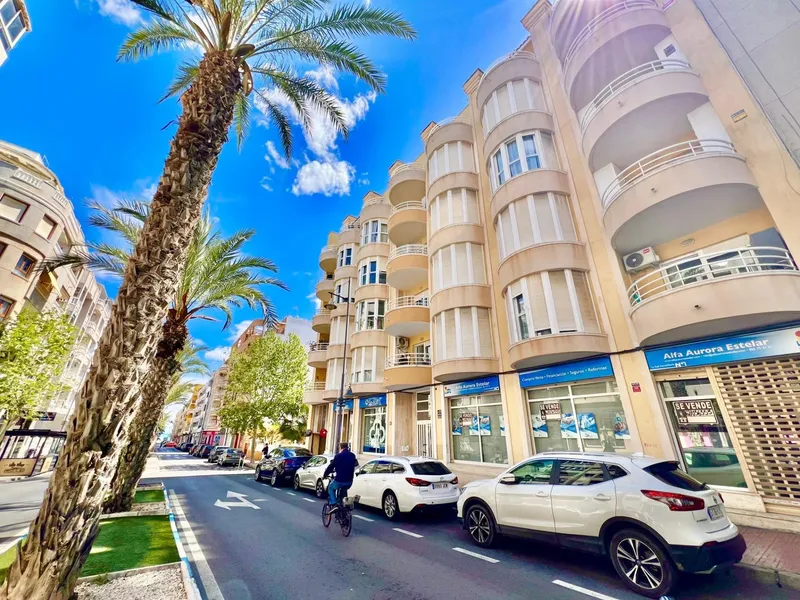IMMACULATE 2-BEDROOM HOME + PARKING ON THE FULL AVENUE OF LAS HABANERAS, JUST 450m FROM THE BEACH