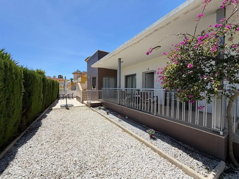 VILLA INDEPENDIENTE EN CIUDAD QUESADA DE 4 DORM. 3 BAÑOS. CON GARAJE Y SOLARIUM DE 60 M2. SUPERFICIE 129 M2. PARCELA 115 M2.