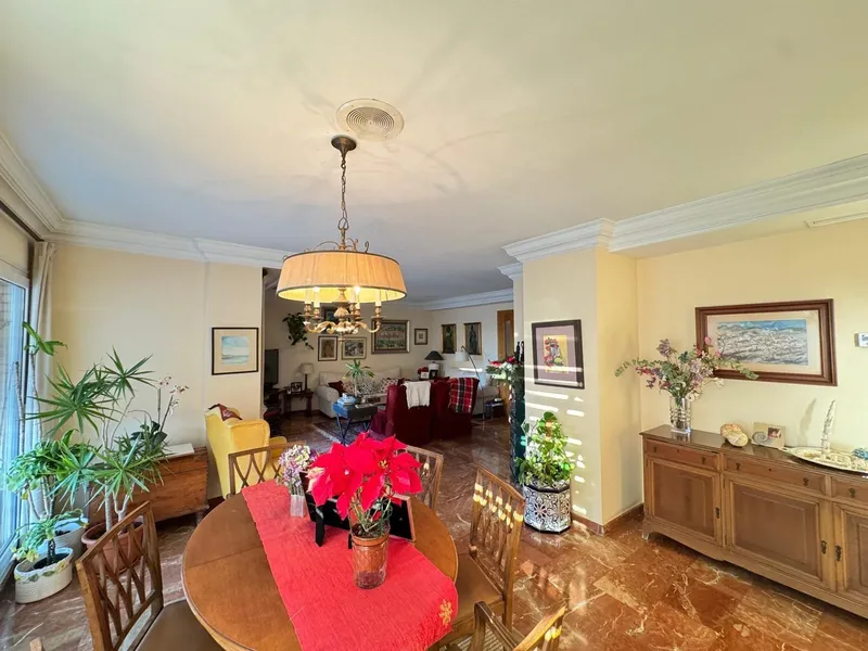 APARTAMENTO CON GARAJE+TRASTERO INCLUIDO. CON SUPERFICIE DE 256 M2. 4 DORMITORIOS. 3 BAÑOS. PLAYA A 350 METROS.