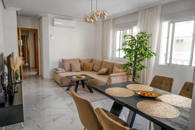 Amplio apartamento recién reformado en uno de los barrios más demandados de Torrevieja — Playa del Cura, a solo 100 metros de la playa.