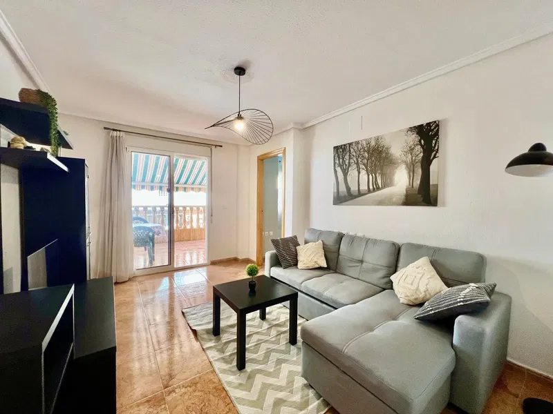 SPACIOUS 1-BEDROOM APARTMENT + PARKING JUST 550m FROM THE BEACH