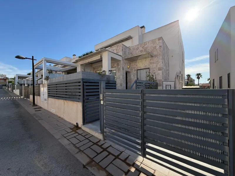 TOWNHOUSE IN AGUAS NUEVAS WITH A TOTAL AREA OF 197 M2. 3 BEDROOMS. 3 BATHROOMS. PARKING SPACE AND SWIMMING POOL.