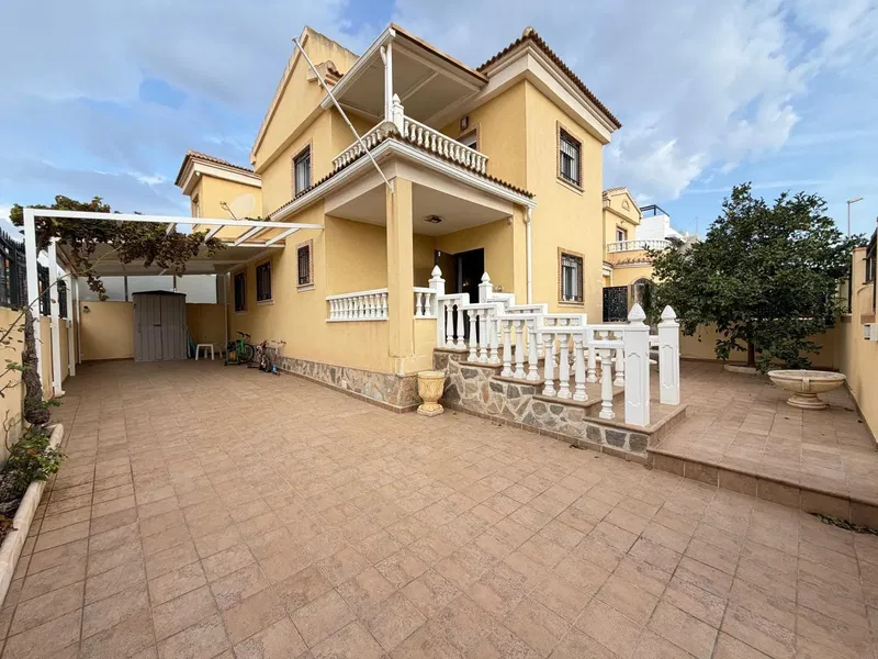 VILLA IN CAMPOAMOR "LOMAS DE DON JUAN" WITH 4 BEDROOMS, 2 BATHROOMS. WITH A TOTAL AREA OF 133 M2 AND A PLOT OF 74 M2. WITH A SWIMMING POOL.