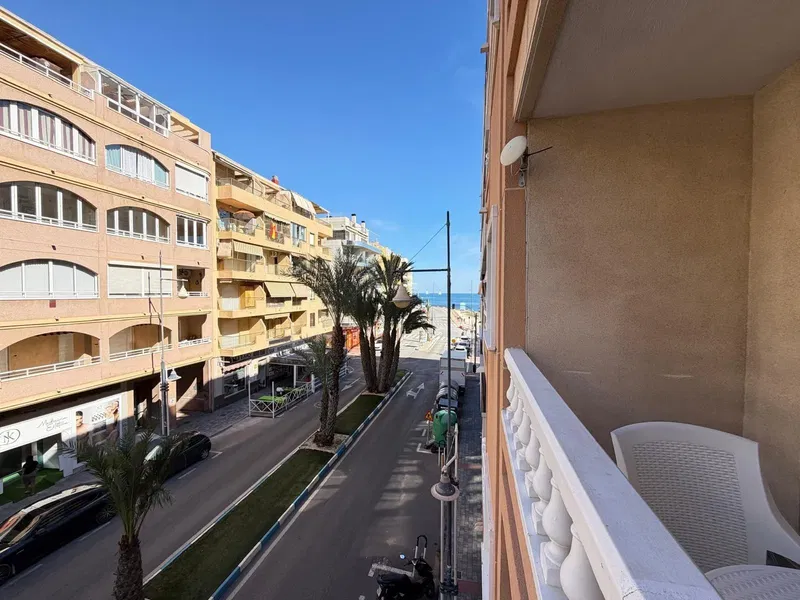 APARTAMENTO REFORMADO CON VISTAS AL MAR CON GARAJE INCLUIDO. 2 DORM. 1 BAÑO. CON SUPERFICIE DE 65 M2. PLAYA A 100 METROS.