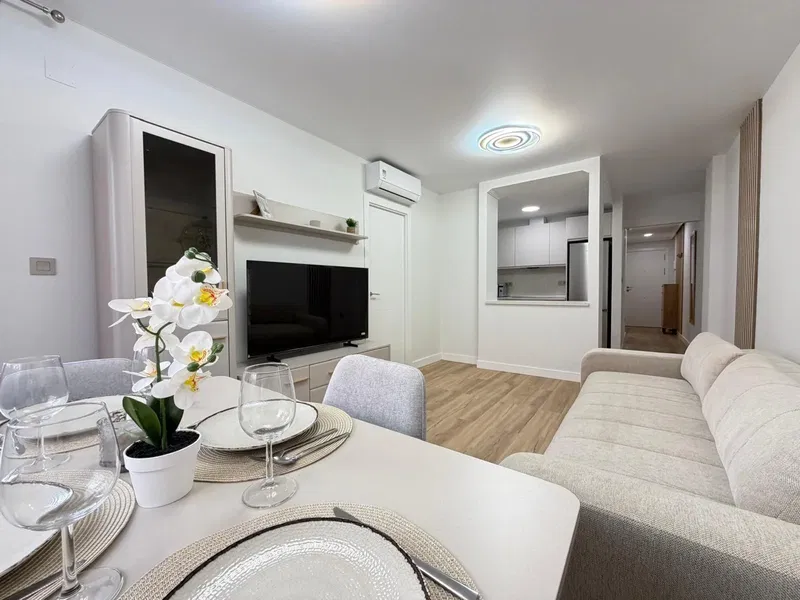 APARTAMENTO TOTALMENTE REFORMADO CERCA DE PARQUE DE LAS NACIONES CON 2 DORM. 1 BAÑO. CON PISCINA. SUPERFICIE 70 M2.