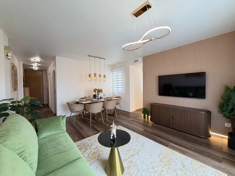 TOTALLY RENOVATED APARTMENT WITH SEA VIEWS AND 100 METERS FROM THE HARBOUR. WITH 3 BEDROOMS. 2 BATHROOMS. SURFACE AREA OF 100 M2.