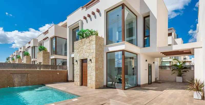 Villas in Los Montesinos with Views of Torrevieja Lagoons