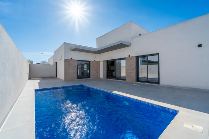 Villas con piscina privada en Daya Nueva